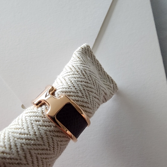 GIFTABLE Hermès Olympe Ring Cassis Small - Picture 6 of 8